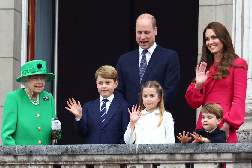 Księżna Kate i książę William z dziećmi i Elżbietą II