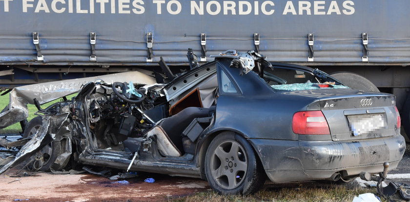 Dramat na drodze! Audi do połowy wbiło się pod tira