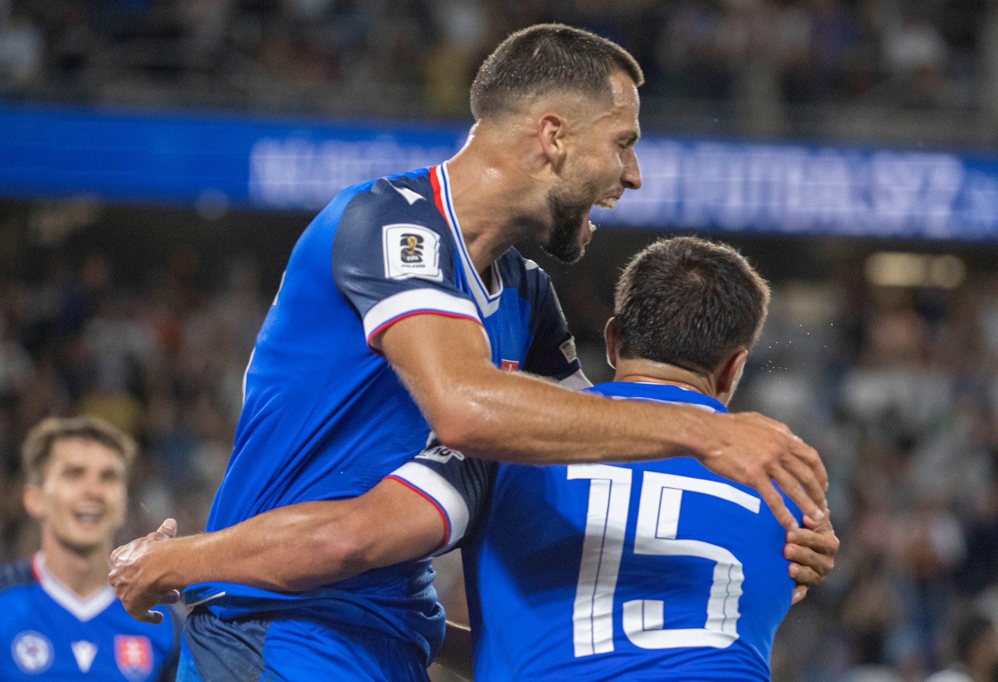 Gólová radosť vľavo strelec gólu, hráč Slovenska Dávid Hancko a spoluhráč David Strelec. 