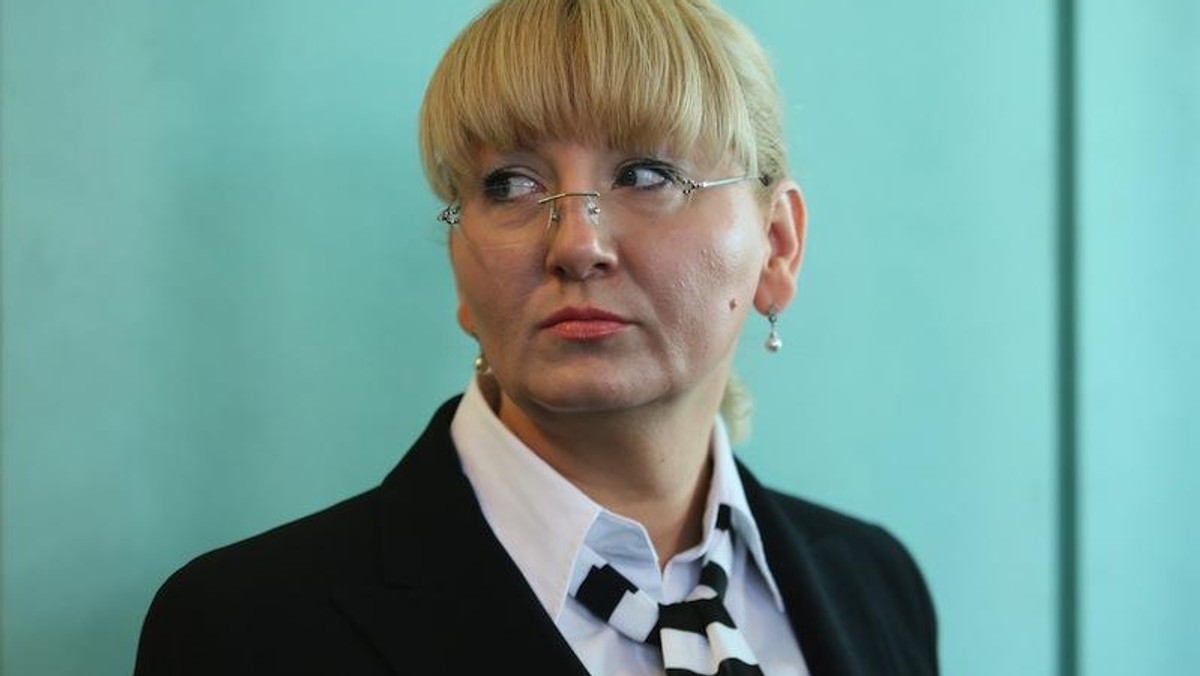 beata sawicka niebieskie tło smutnawa ale dumna