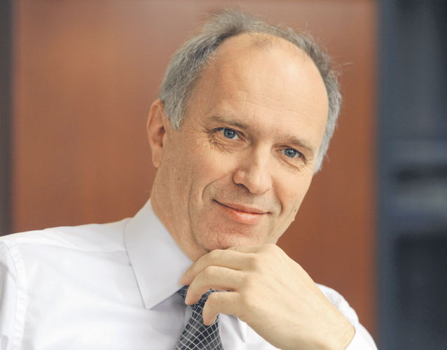 <strong>1. Andrzej Jakubiak, przewodniczący Komisji Nadzoru Finansowego, awans z pozycji 7.</strong>
<br></br>
Prawnik, który w ekstremalnie trudnych warunkach sprawdził się w roli szeryfa. Po tym, jak pod koniec 2012 r. Komisja Nadzoru Finansowego objęła pieczę nad sektorem spółdzielczych kas oszczędnościowo-kredytowych, a w 2013 r. starała się rozeznać w ich sytuacji, w  2014 r. restrukturyzacja SKOK-ów ruszyła pełną parą. Dowodem wnioski KNF o ogłoszenie upadłości dwóch kas. Trudne decyzje, bo z bankructwami, które skutkowałyby koniecznością wypłaty depozytów klientów przez Bankowy Fundusz Gwarancyjny, nie mieliśmy do czynienia już od kilkunastu lat. Tym bardziej z bankructwami o skali takiej, jak w przypadku SKOK Wołomin, drugiej co do wielkości kasy, której klientom BFG musiał wypłacić ponad 2 mld zł. W tym wypadku doszło jeszcze pobicie wiceprzewodniczącego KNF, a szef komisji dostał policyjną ochronę.
<br></br>
Dla Jakubiaka ratowanie instytucji finansowych to nie pierwszyzna. Brał już udział w restrukturyzacji banków komercyjnych i spółdzielczych po kryzysie, jaki nastąpił w pierwszej połowie lat 90. 
<br></br>
W ub.r. KNF zajmowała się nie tylko SKOK-ami. Przeprowadziła też badanie jakości aktywów i stress-testy w bankach (dzięki restrykcyjnej polityce komisji wyniki były lepsze niż w innych krajach UE, dwa banki wprawdzie „oblały” badanie, jednak zdążyły uzupełnić kapitały). Zajmowała się też tworzeniem swoich specyficznych regulacji: rekomendacji (np. dla banków) i wytycznych (dla firm ubezpieczeniowych). Z istnienia tego prawa konsumenci często nie zdają sobie sprawy, a tymczasem to od niego zależą np. dostępność kredytów czy sposób, w jaki ubezpieczyciele będą likwidować szkody, gdy ktoś uszkodzi nam samochód.
<br></br>
ŁW
<br></br>