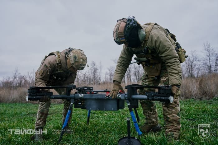 Ukraińscy operatorzy z ciężkim dronem
