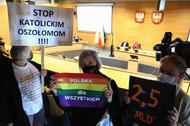 Protest w czasie posiedzenia małopolskiego sejmiku w sprawie deklaracji anty-LGBT