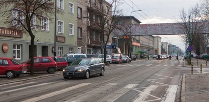 Robią przejścia bez sensu: jedno na drugim