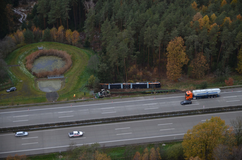 Ciężarówka przewożąca 30-metrowy tramwaj miała wypadek w Niemczech