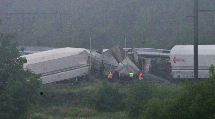 90 kilométer/órás sebességgel csapódott egy tehervonatba egy 40 főt szállító személyvonat / Fotó: MTI