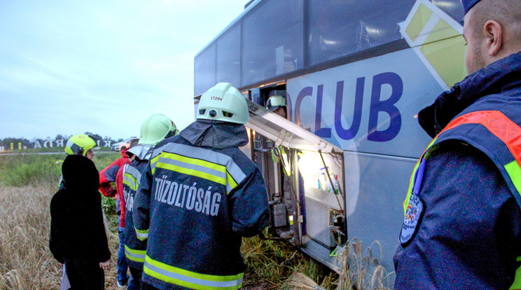 Lesodródott a 4-es főútról egy busz / Fotó: Katasztrófavédelem / Rutkai-Dér Vivien tűzoltó főhadnagy