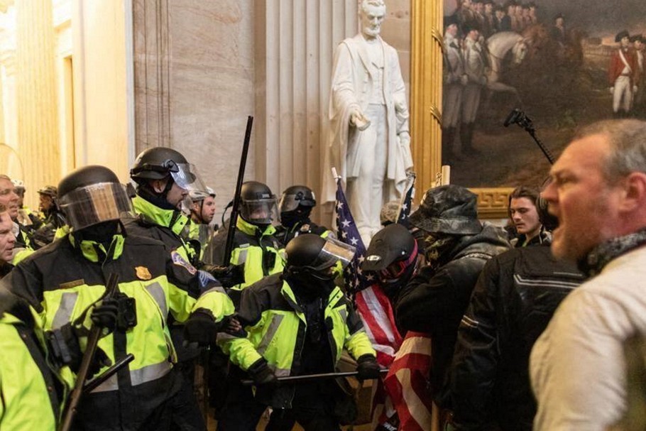 Interwencja policji w budynku Kapitolu w odpowiedzi na atak zwolenników Donalda Trumpa, Waszyngton, 6.01.2020