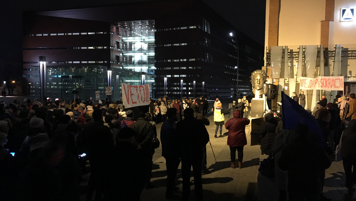 Już jutro na placu Wolności we Wrocławiu odbędzie się kolejny protest w obronie Sądu Najwyższego. Organizatorzy apelują o zabranie ze sobą świeczki albo latarki, by utworzyć gigantyczny łańcuch światła. Początek pikiety o godz. 21.