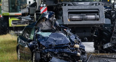 Tragiczny wypadek pod Oławą. Samochód zderzył się z kombajnem, zginął 20-letni kierowca