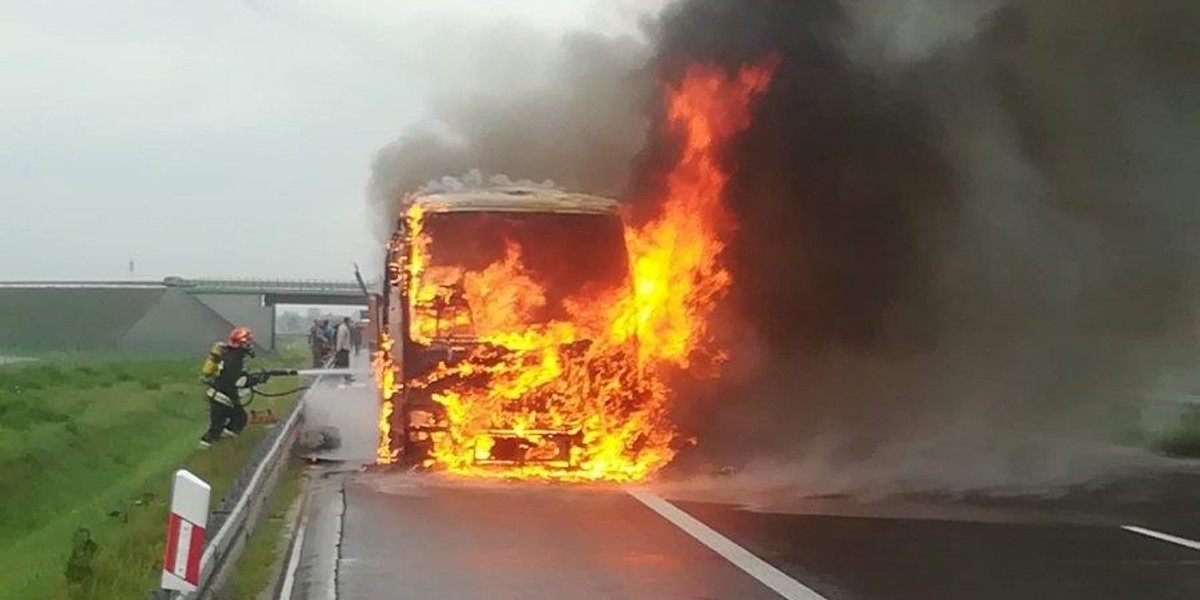 Makabra na A2. Samochód stanął w płomieniach