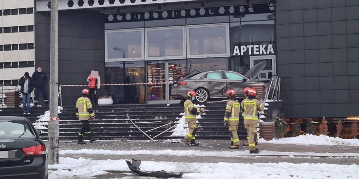 Płock. Kierowca audi wjechał w wejście do Galerii Wisła.