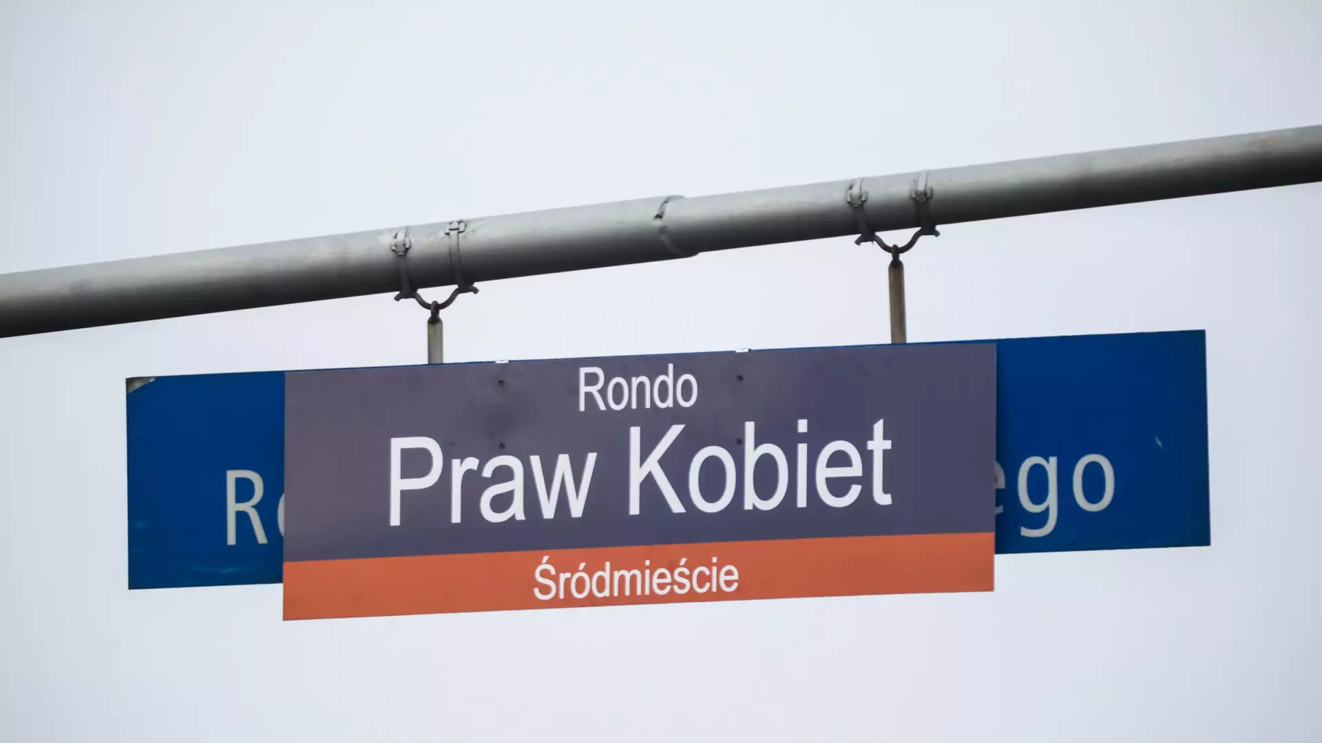 Wieś pod Warszawą będzie miała rondo Praw Kobiet. Radni PiS: "To zaostrzy konflikt"