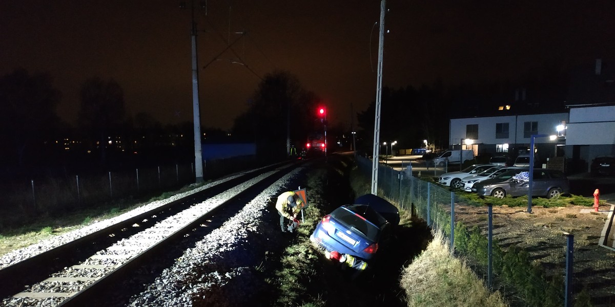 Samochód, którym jechała rodzina z małym dzieckiem, na niestrzeżonym przejeździe kolejowym wjechał wprost pod nadjeżdżający pociąg.  Siła uderzenia zepchnęła auto do rowu.