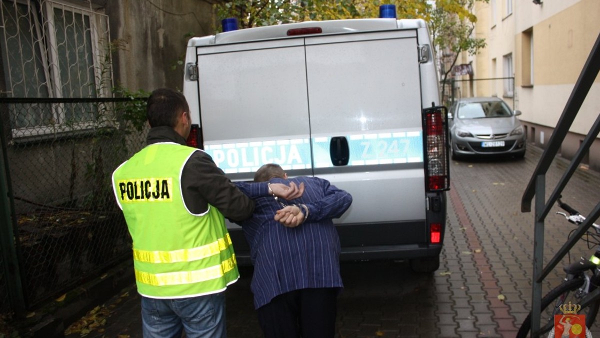 Tragedia w Warszawie. 38-latek zabił swoją o trzy lata młodszą znajomą. To skutek kłótni, do jakiej doszło między nimi. Mężczyzna zdenerwował się, że kobieta nie chciała opuścić jego mieszkania, więc zaczął ją bić, a na koniec udusił. Potem sam wezwał policję. Grozi mu dożywocie.