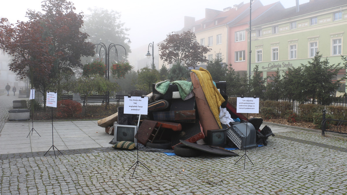 Dziś na Placu Wyzwolenia, centralnej części Nowej Soli, pojawiła się góra odpadów wielkogabarytowych. W ten sposób urząd miasta chce zniechęcić do zaśmiecania chodników i osiedli starymi kanapami, oponami, pralkami czy lodówkami.