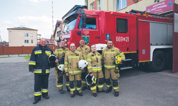 Członkowie Ochotniczej Straży Pożarnej w Lesznie (od lewej): Darek, Rafał Kąpiński, Stanisław Filankiewicz (prezes), Sławomir Nowicki, Anna Zarzycka, Tomasz Zarzycki (naczelnik)