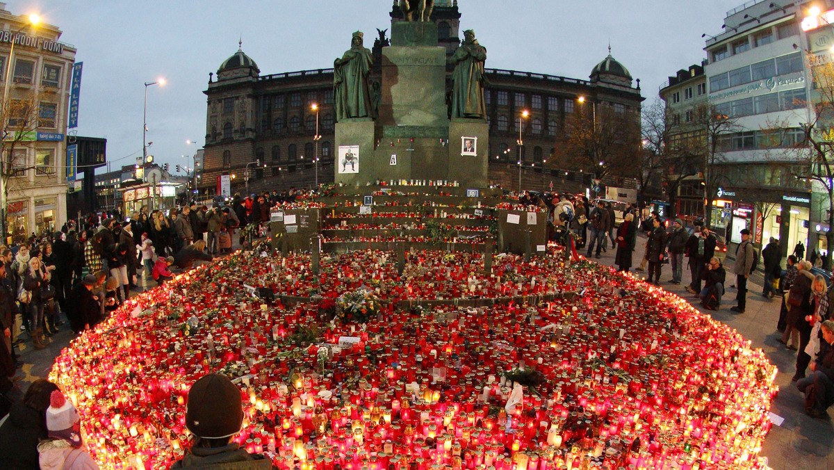 Trumna z ciałem byłego prezydenta Czech Vaclava Havla jest już w katedrze św. Wita w Pradze, gdzie czeka na rozpoczęcie oficjalnych uroczystości pogrzebowych.