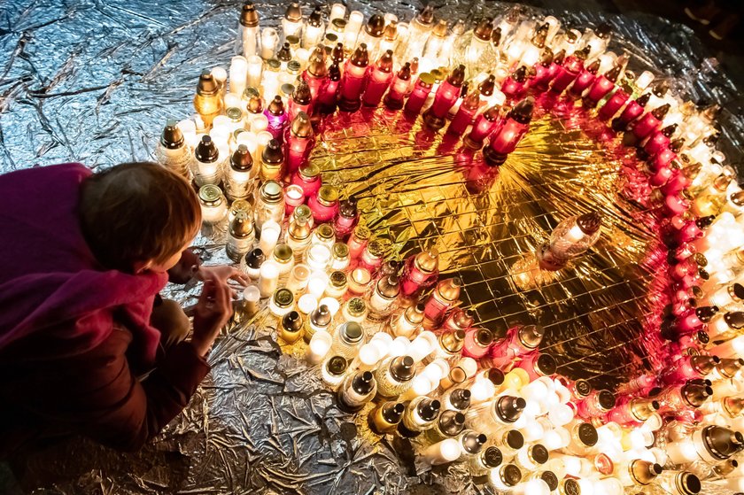 Polacy oddają hołd tragicznie zmarłemu prezydentowi. Poruszające zdjęcia