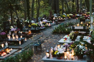 Ile kosztuje miejsce na cmentarzu? W znanych nekropoliach nawet 30 tysięcy złotych [RAPORT]