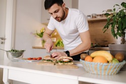 Chcesz rano wyglądać atrakcyjnie? Unikaj tych popularnych produktów