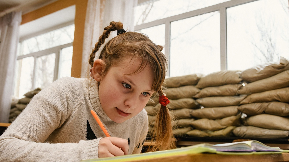 Ponad 200 tys. dzieci żyjących w dwóch regionach najbardziej poszkodowanych na skutek konfliktu we wschodniej Ukrainie wymaga natychmiastowego wsparcia psychologicznego. To co czwarte dziecko mieszkające na tych obszarach.
