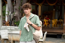 Sam Nivola Piper öccsét, Lochlan Ratliffet alakítja, aki a való életben 21 éves.