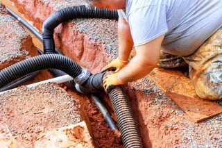 Jak zamontować system odprowadzania deszczówki? Wymogi techniczne i prawne oraz kary za nielegalne instalacje