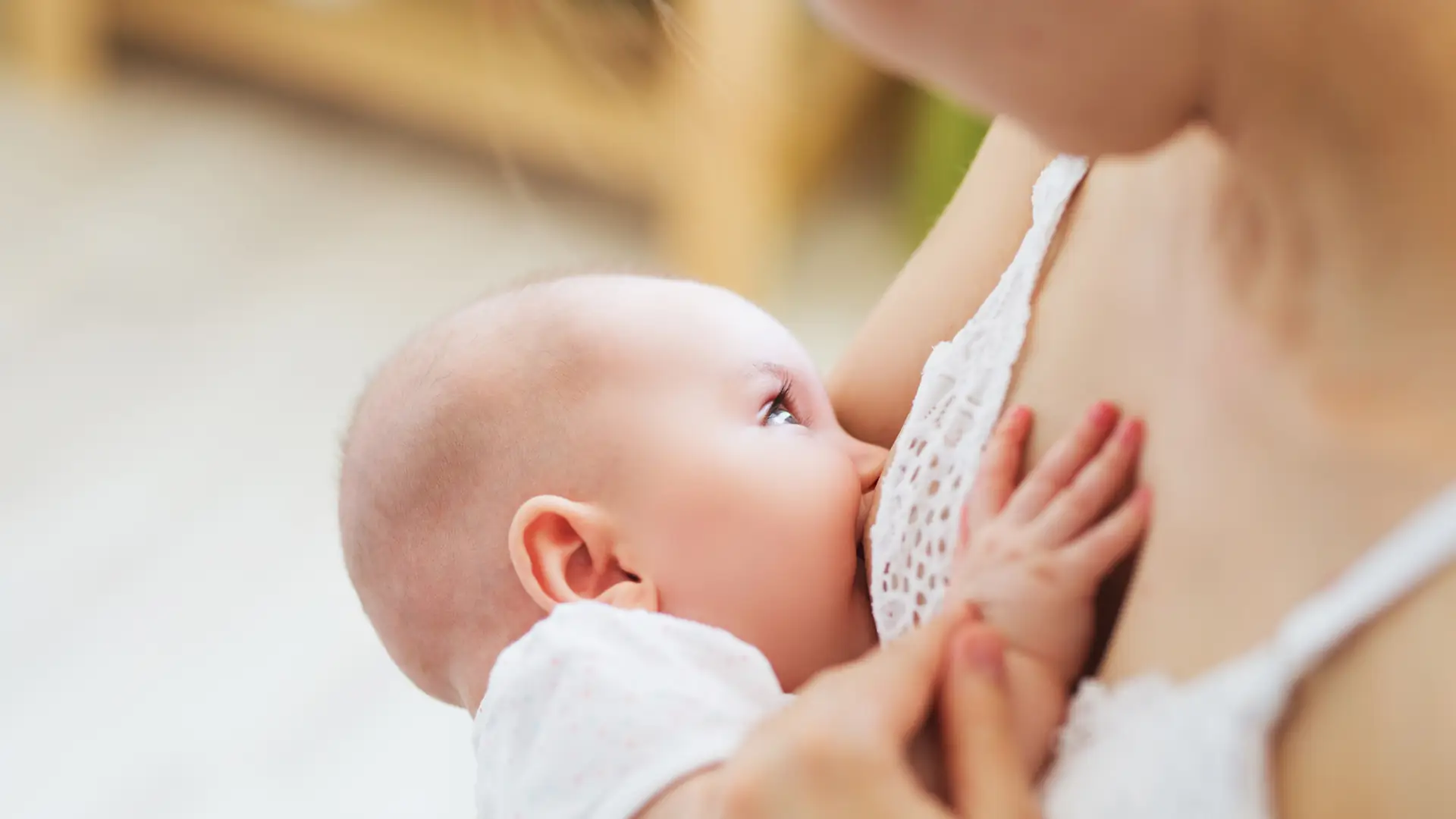 Młoda mama karmi piersią z lampką wina w dłoni. "To zdrowe i normalne"