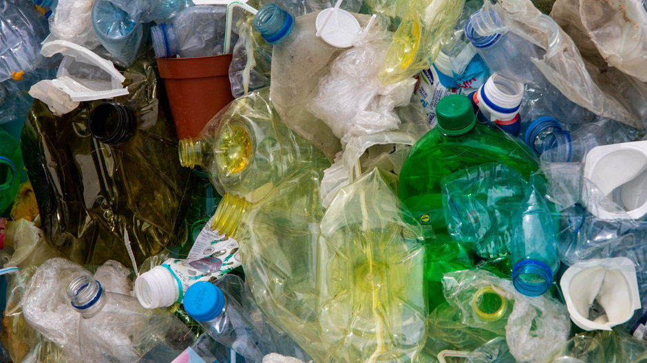 Recykling plastiku to nie rozwiązanie, ostrzega Greenpeace. Dlaczego przetwarzanie odpadów jest toksyczne?