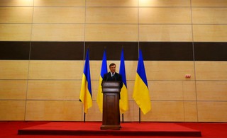 Janukowycz tańczy, jak zagra mu Kreml