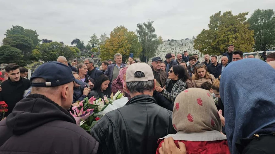 Dino Bešlić prima saučešće na groblju