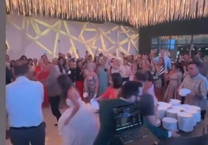 Lome se tanjiri na svadbi u Nišu