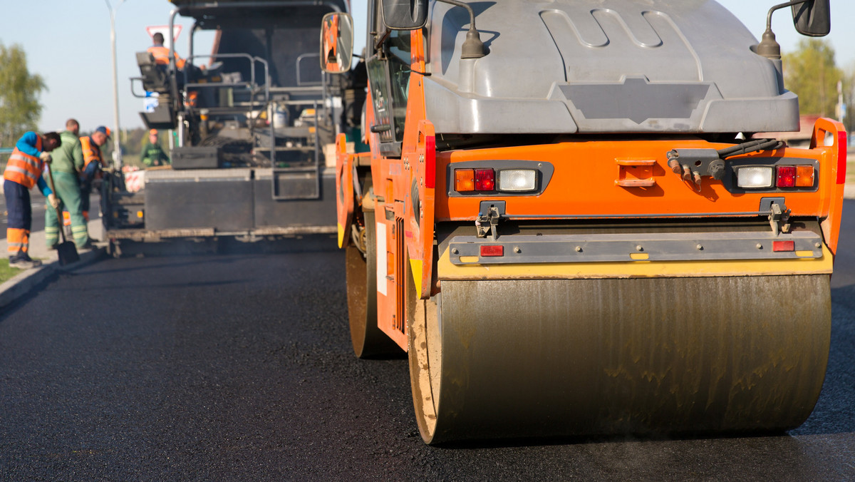 Z Olsztyna do Warszawy autem poniżej dwóch godzin? – to będzie możliwe już w 2021 roku. Dziś na budowanym odcinku drogi krajowej nr 7 w Napierkach wiceminister infrastruktury i budownictwa Jerzy Szmit podpisze dokumenty umożliwiające rozpoczęcie procedur przetargowych na budowę kolejnego 70-kilometrowego odcinka trasy.