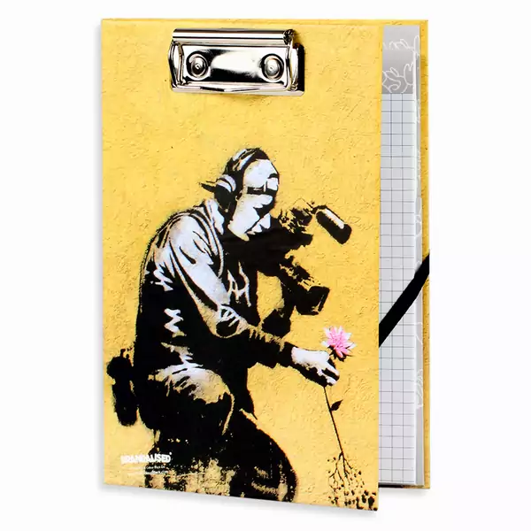 Gadżety z wykorzystaniem grafik Banksy’ego do kupienia w salonach Empik i na Empik.com