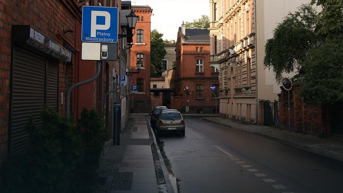 Podczas gdy prokuratorzy sprawdzają dokumenty i zajmują się przesłuchiwaniem osób, które mogą mieć związek z aferą parkingową, w Toruniu dobiegło końca postępowanie prowadzone przez miejskich urzędników. Jego wyniki są już znane prezydentowi, ale ratusz wstrzymuje się jeszcze z ich publicznym ogłoszeniem.