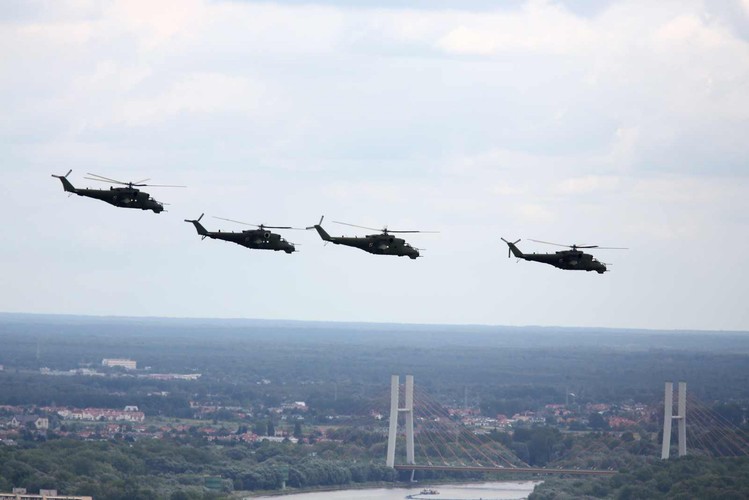 Warszawa, 15.08.2016. Przelot samolotów i śmigłowców - widok z Pałacu Kultury i Nauki. Parada lotnicza z udziałem samolotów i śmigłowców otworzyła defiladę wojskową, 15 bm. w Święto Wojska Polskiego. W przelocie nad Warszawą zaprezentowało się 18 śmigłowców: SW-4 Puszczyk, W-3 Sokół, Mi-8/Mi-17 oraz Mi-24, 10 samolotów transportowych: M-28 Bryza, C-130 Hercules i C-295M oraz szkolne PZL-130 Orlik. Przeleciało też 12 odrzutowców Su-22, MiG-29 i F-16. (cat) PAP/Leszek Szymański