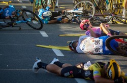 Groenewegen ze łzami w oczach: Nie dotknę nawet roweru [WIDEO]