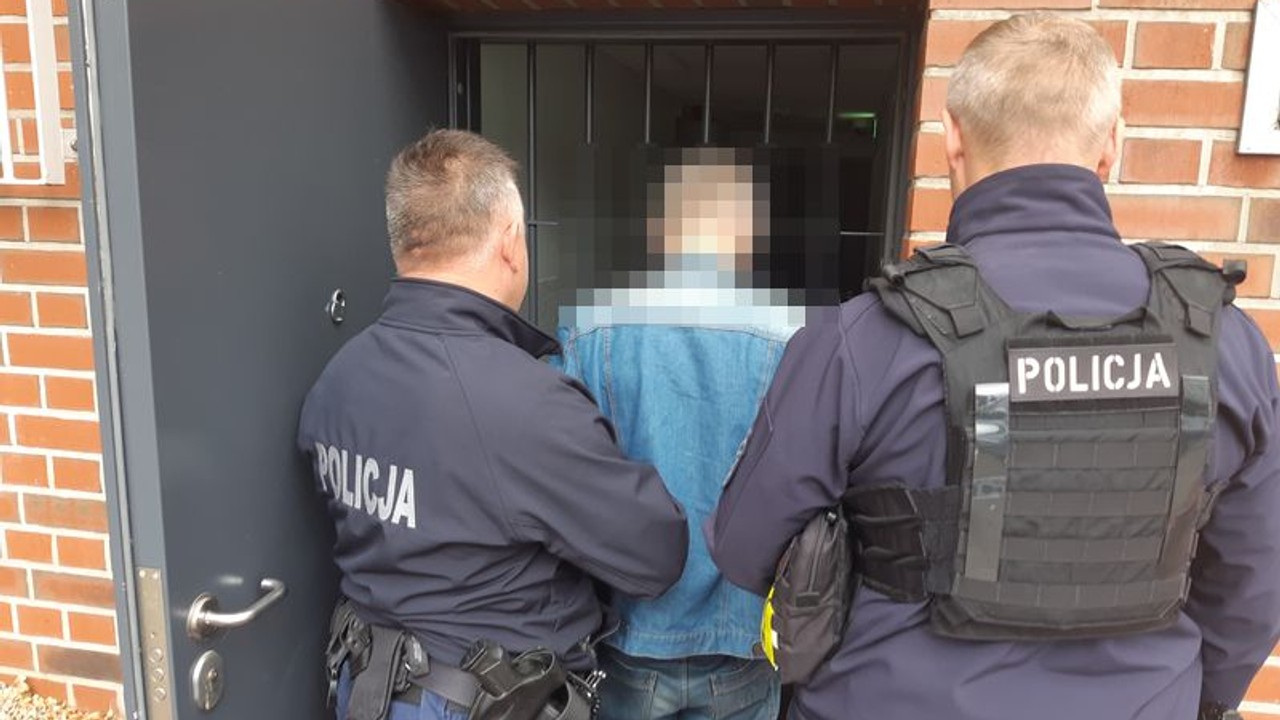 Dusił swoją żonę kablem. W czasie przesłuchania tłumaczył, iż "to forma żartu"