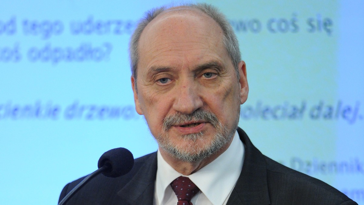 Antoni Macierewicz (PiS) uważa, że prokuratura nie ma ekspertyzy dowodzącej, że smoleńska brzoza nie została złamana przed 10 kwietnia 2010 r. "- Jeśli ma, niech pokaże - dodał. W ocenie PiS wiarygodna wydaje się teza, że brzoza mogła zostać złamana 5 kwietnia.