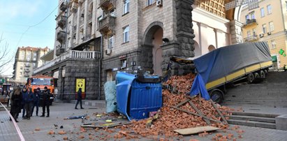 Wypadek ciężarówki pełnej cegieł. Są ranni