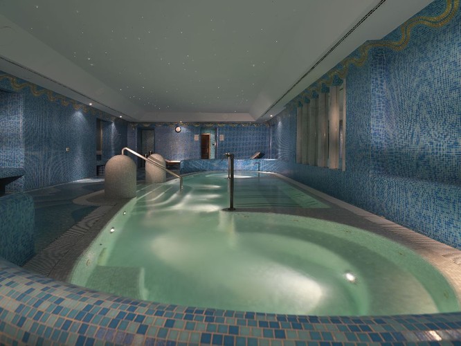 Rocco Forte Hotel de Russie, Rzym, Włochy. Rocco Forte Hotel de Russie, położony pomiędzy Schodami Hiszpańskimi a Piazza del Popolo, to luksusowa enklawa spokoju pośród zgiełku włoskiej stolicy. De Russie Wellness Zone to spa oferujące pełen wachlarz ekskluzywnych zabiegów mających pomóc odzyskać fizyczną, umysłową i emocjonalną równowagę organizmu. Znajdziemy tu tradycyjną fińską saunę, łaźnię parową, wannę z hydromasażem ze słoną wodą o temperaturze 36 stopni oraz salon fryzjerski Massimo Serini. W jednym z sześciu prywatnych pokoi wypróbować można zabiegi firmowe takie jak Ancient Roman Ritual, składający się z solnego peelingu, masażu refleksologicznego oraz nałożenia aromatycznych balsamów, czy Four Hands Ritual, czyli masaż wykonywany synchronicznie przez dwóch terapeutów.