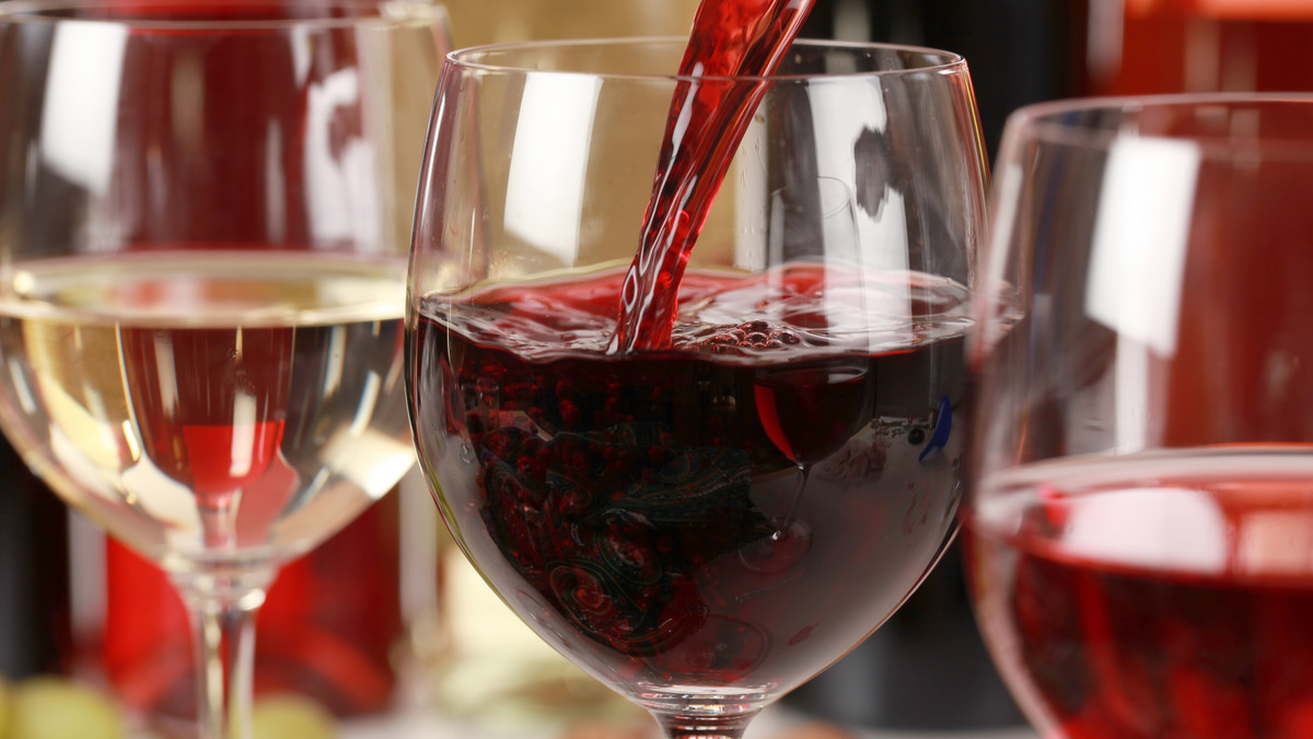 Prof. Milos Taborsky z Czech podczas kongresu Europejskiego Towarzystwa Kardiologicznego w Barcelonie podzielił się swoją teorią, mówiącą, że picie wina, zarówno czerwonego, jak i białego, zmniejsza ryzyko zawału serca wyłącznie u osób, które są aktywne fizycznie.