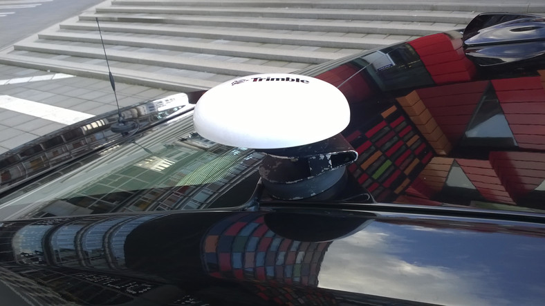 Anteny GPS dla profesjonalistów: odbiornik Trimble na dachu Volvo