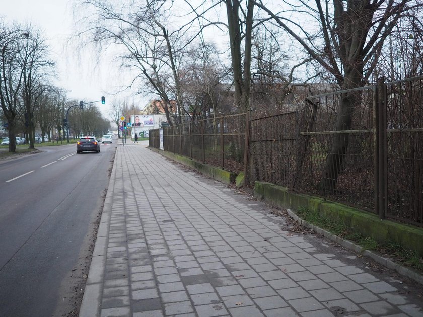 Styczeń 2018. Ogrodzenie posesji przy ul. Wielkopolskiej prowizorycznie naprawione, ze śladami po wypadk