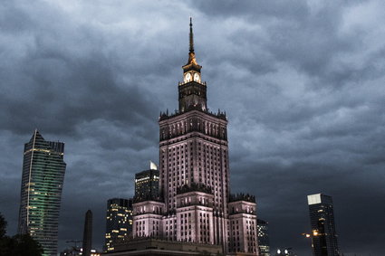 Złotego czekają ciężkie czasy. Burzowe chmury zbliżają się wielkimi krokami