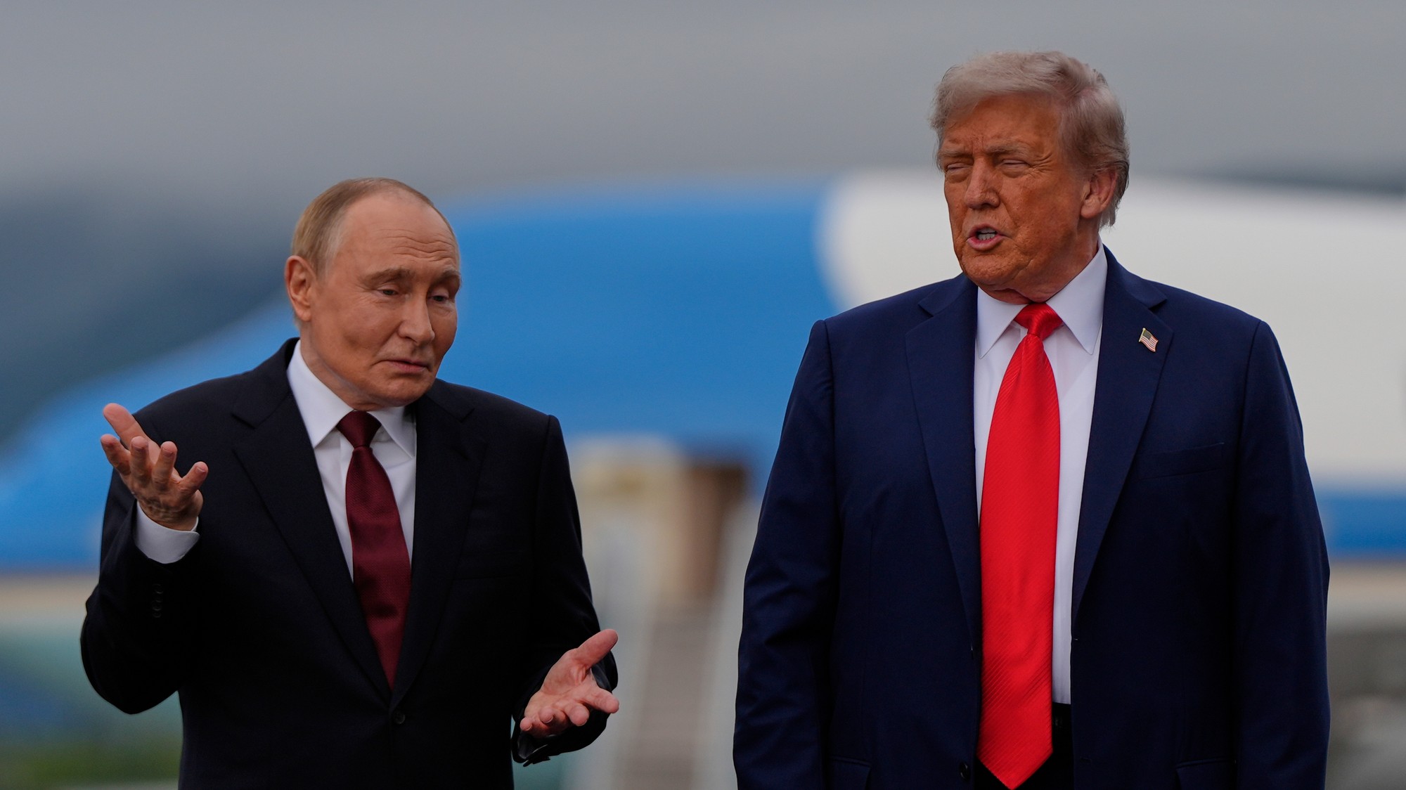 Prezident Donald Trump s ruským prezidentom Vladimirom Putinom v piatok 15. augusta 2025 na spoločnej základni Elmendorf-Richardson na Aljaške.