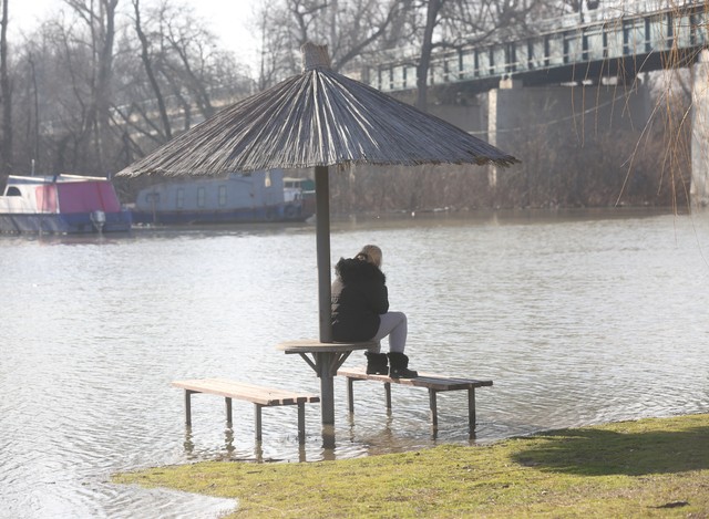 Dečakova majka sedi sama na keju gde je njen sin poslednji put viđen...
