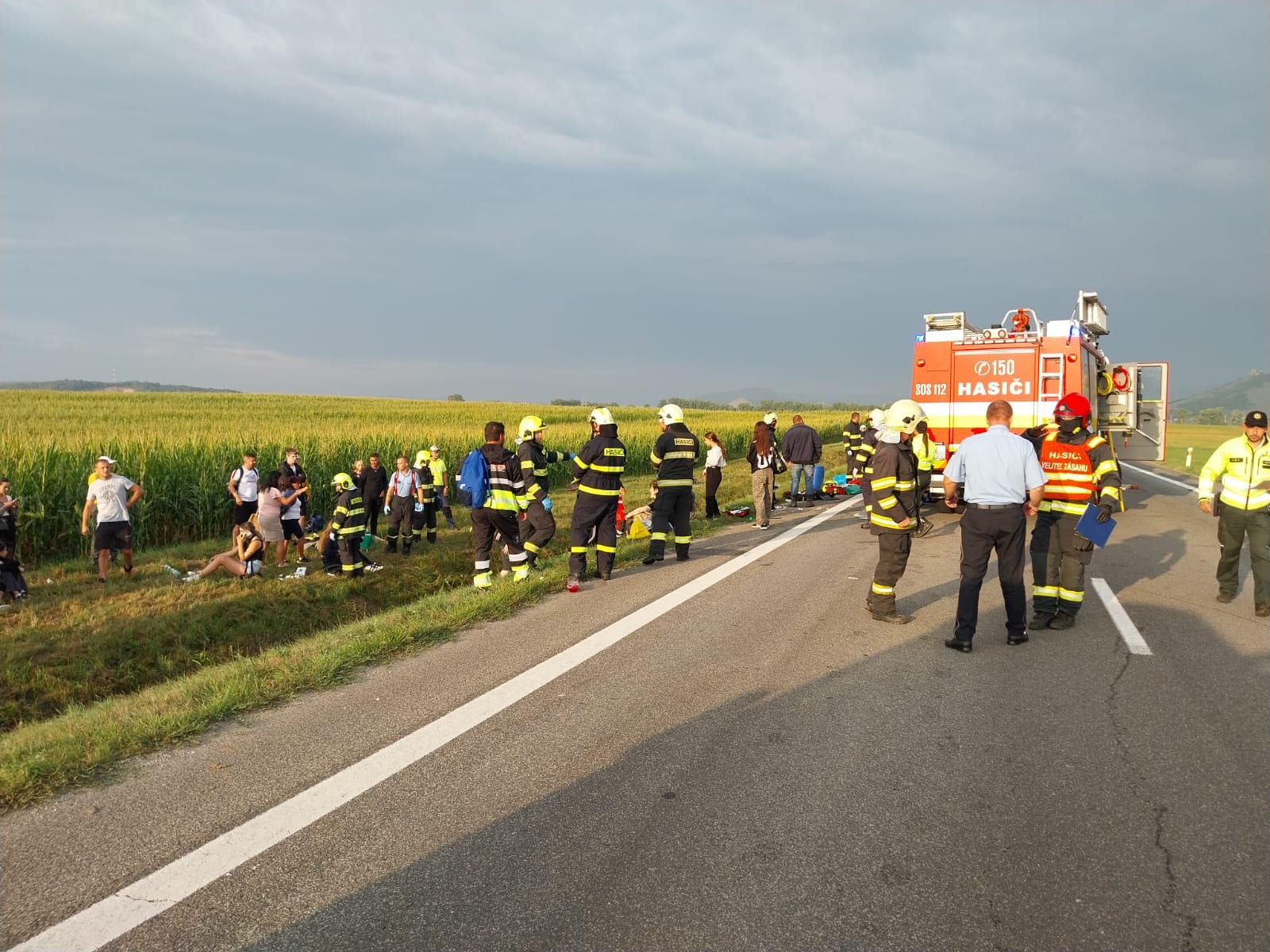 Pri Drienovci sa zrazili nákladné auto a autobus.