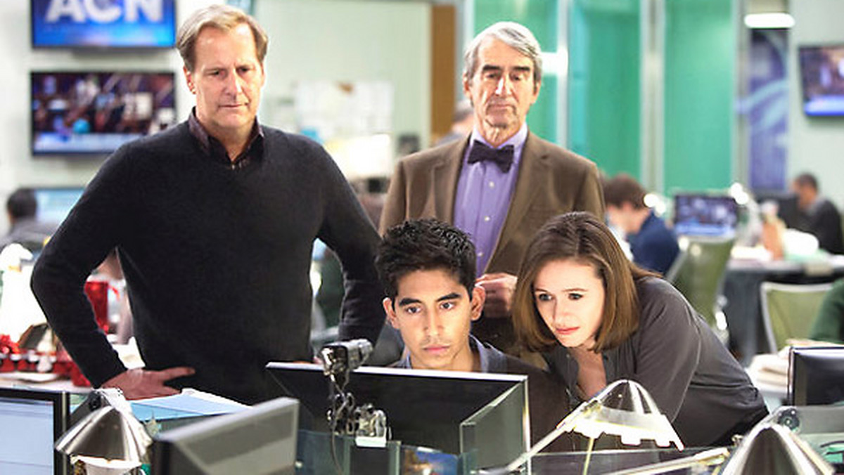 "The Newsroom" Aarona Sorkina startuje z wysokiego "c". Will McAvoy (Jeff Daniels) jest gwiazdą telewizji. Zaskarbił sobie sympatię widzów i przełożonych, ponieważ nikomu nie wadzi. Unika bezpośrednich konfrontacji z politykami, a jego obecność zapewnia stały wzrost słupków oglądalności. To wszystko obraca się w pył w jednej chwili, kiedy podstawiony pod ścianą prezenter jest zmuszony odpowiedzieć na pytanie młodej studentki: "dlaczego Ameryka jest najwspanialszym krajem na świecie?" Otóż (a to niespodzianka), według bohaterów najnowszego serialu HBO, nie jest.